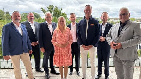 Gesundheitsministerin Stolz steht zusammen mit Vertretern der Hilfsorganisationen.