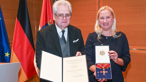 Gesundheitsministerin Stolz mit Professor Dr. Leo Latasch bei der Übergabe des Großen Bundesverdientskreuzes.