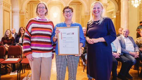 Urkundenübergabe an Billabong - Familienzentrum Riedberg e.V.