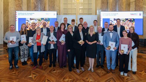 Über 20 Menschen stehen nebeneinander.