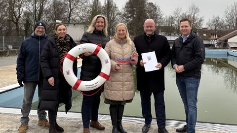 Staatsministerin Diana Stolz überreicht den Förderbescheid an Bürgermeister Marcus Kretschmann.