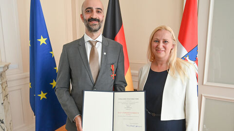 Für sein „unermüdliches Engagement um Information und Aufklärung in der Corona-Pandemie“ hat Hessens Gesundheitsministerin Diana Stolz den Darmstädter Lungenfacharzt Dr. Cihan Çelik am Freitagabend mit dem Verdienstkreuz am Bande des Verdienstordens der Bundesrepublik Deutschland ausgezeichnet. 