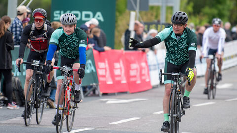 Boris Rhein fährt Rad bei Marathon 