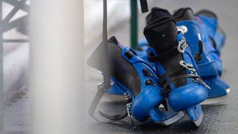 Blaute Schlittschuhe auf Boden