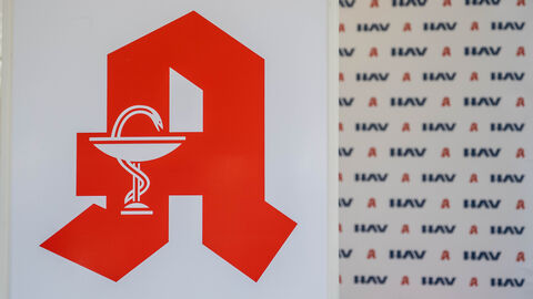 Apotheken-Logo Aufnahme vom Apotheken-Logo. Das Logo ist rot auf weißem Hintergrund.